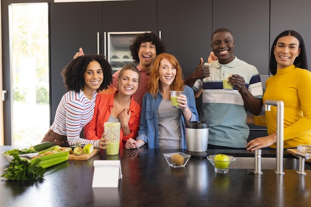 Úsmevy účastníkov kurzu pri stole